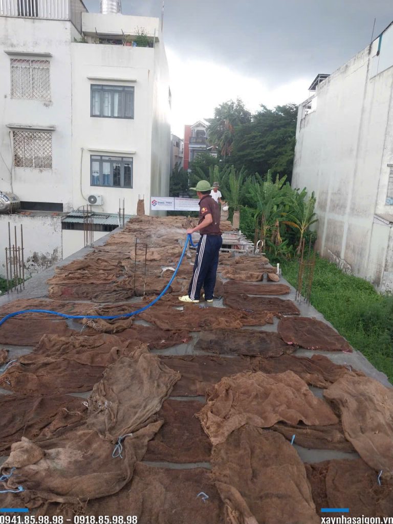 Công tác bảo dưỡng bê tông sàn lầu 1.