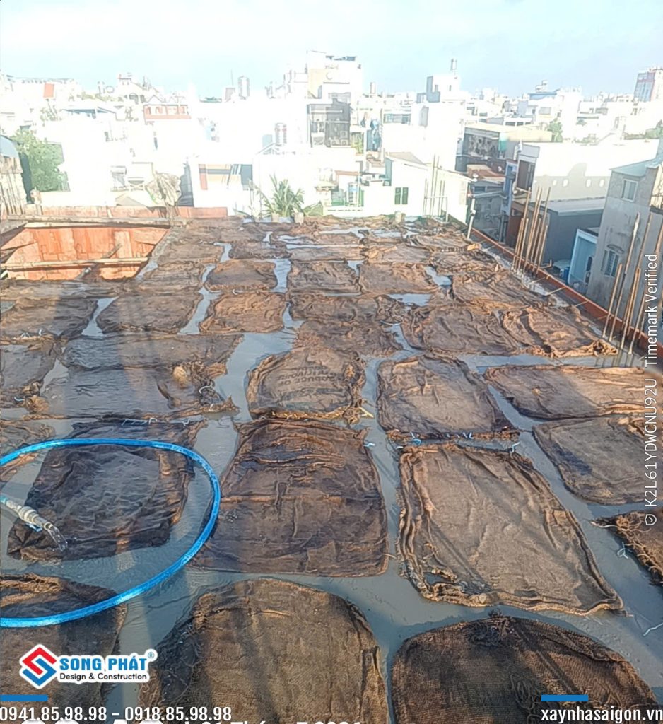Công tác bảo dưỡng bê tông sàn lầu 3.