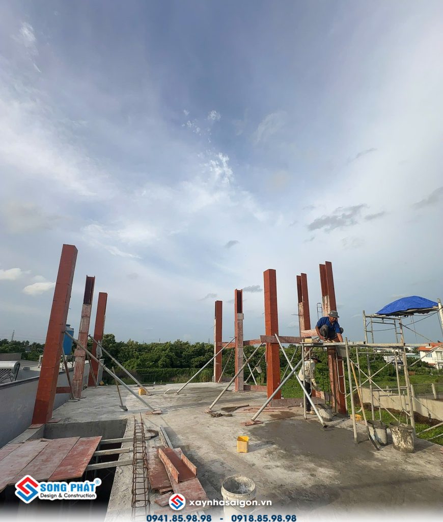 06/09 đổ bê tông cột lầu 1.