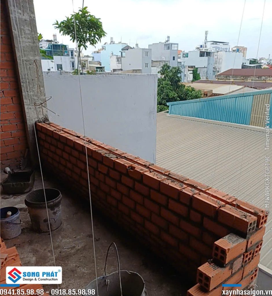 3/9 xây tường ngăn vách sau.