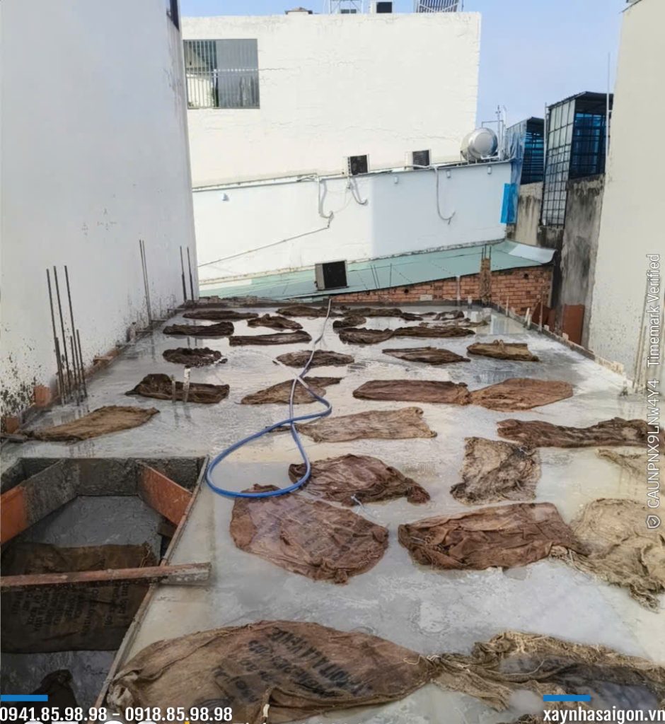 Công tác bảo dưỡng bê tông dầm sàn lầu 1.
