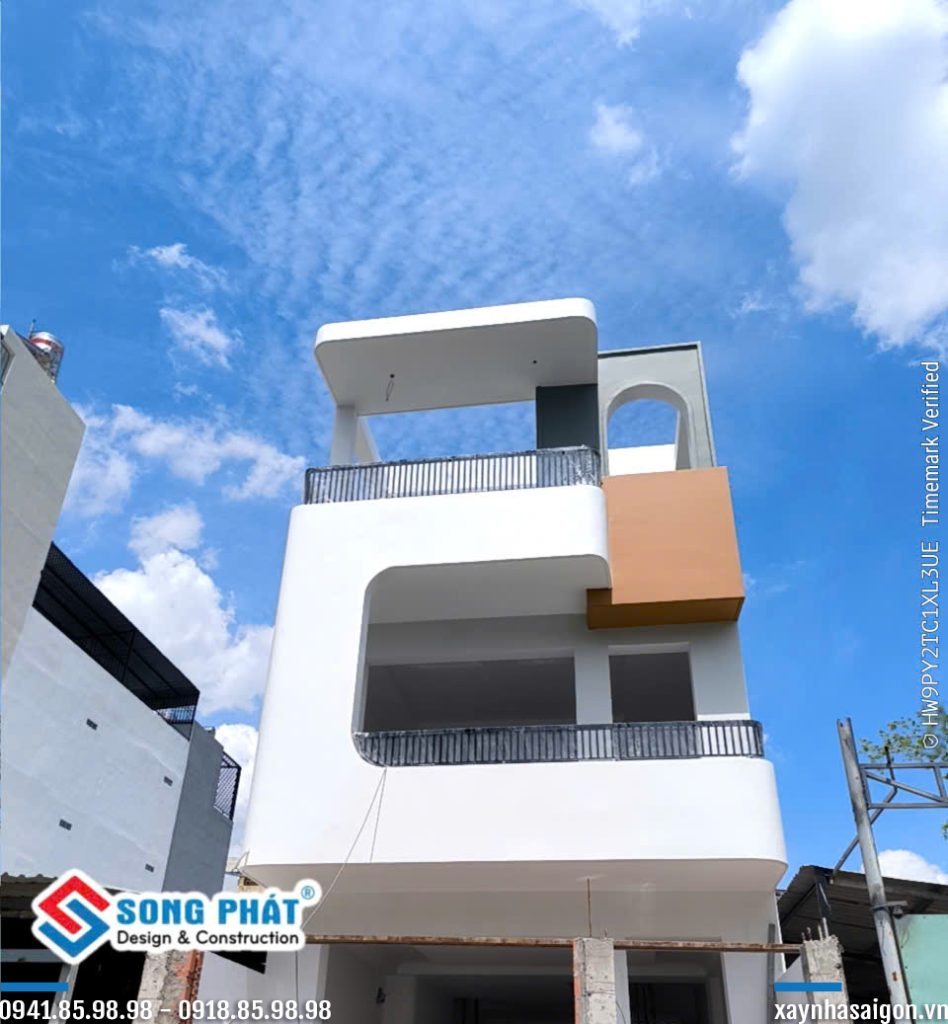 Mặt tiền công trình anh Sơn đang dần hoàn thiện giống bản vẽ thiết kế.