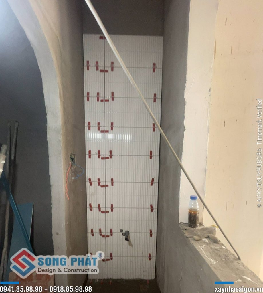 31/08 thi công ốp len sảnh lầu 2.