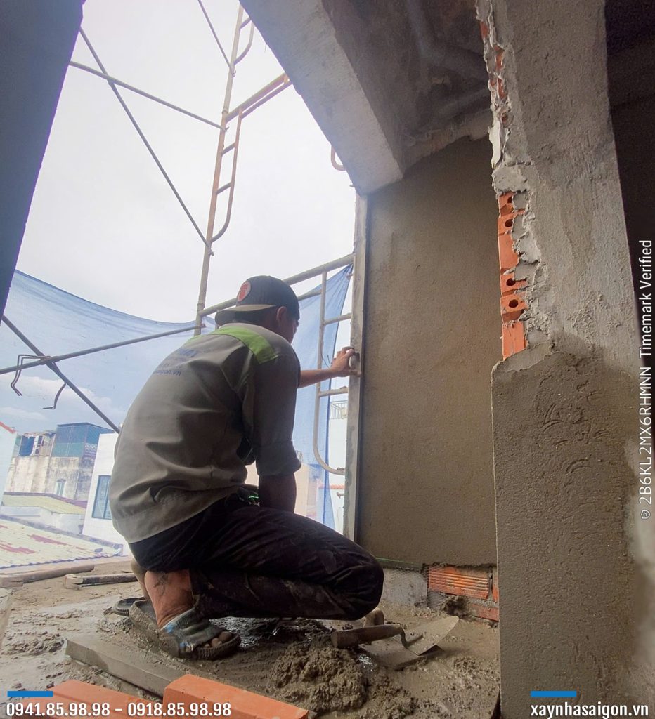 31/08 thi công tô mặt tiền công trình.