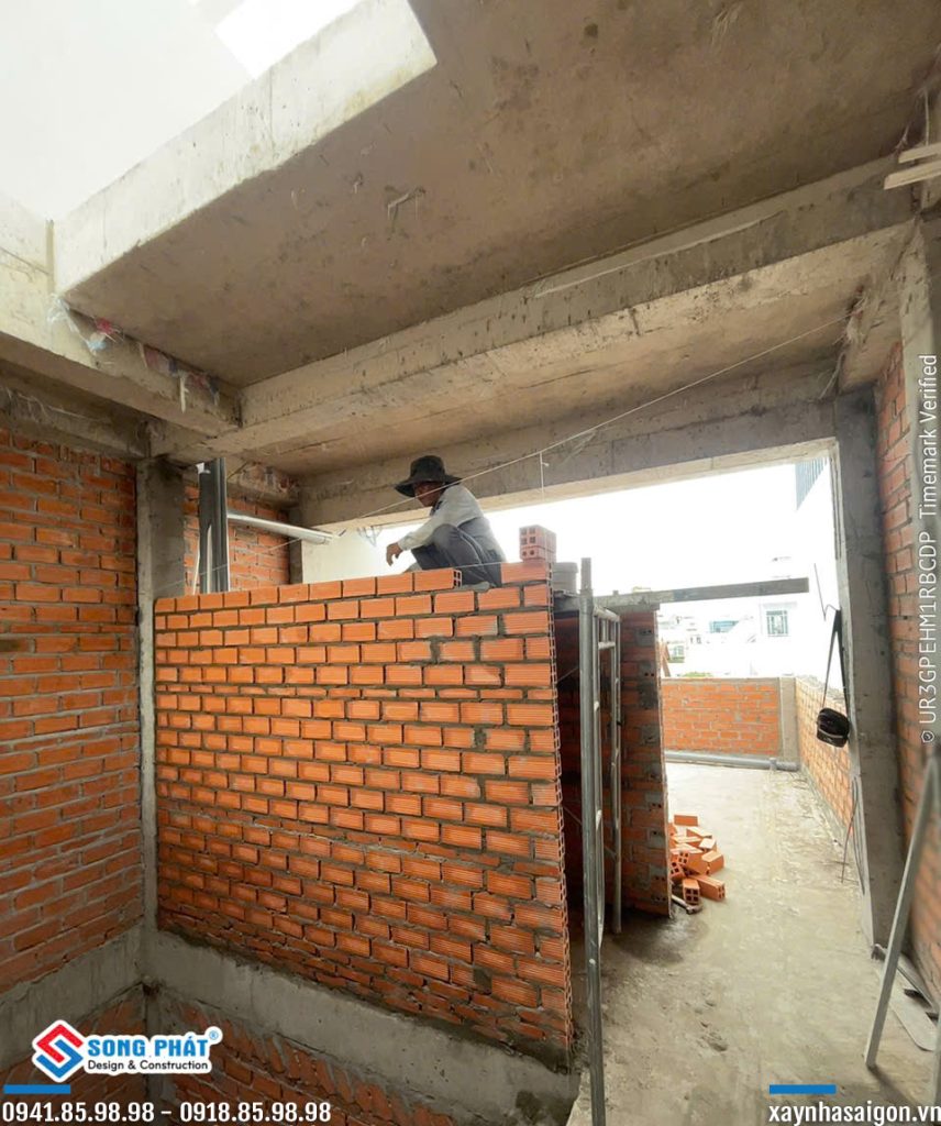 03/07 xây tường ngăn sân thượng.
