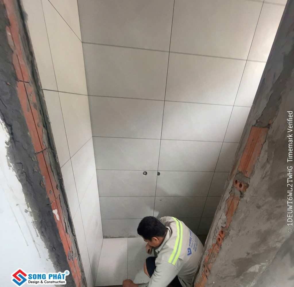 03/07 thi công ốp lát WC.