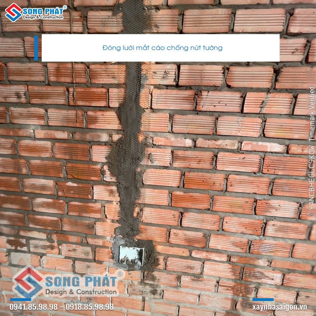 Công tác đóng lưới móc cáo trước khi tô tường.