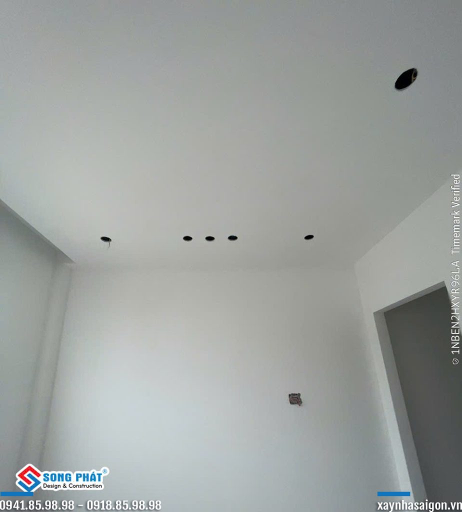 3/9 thi công sơn lót lầu 2.