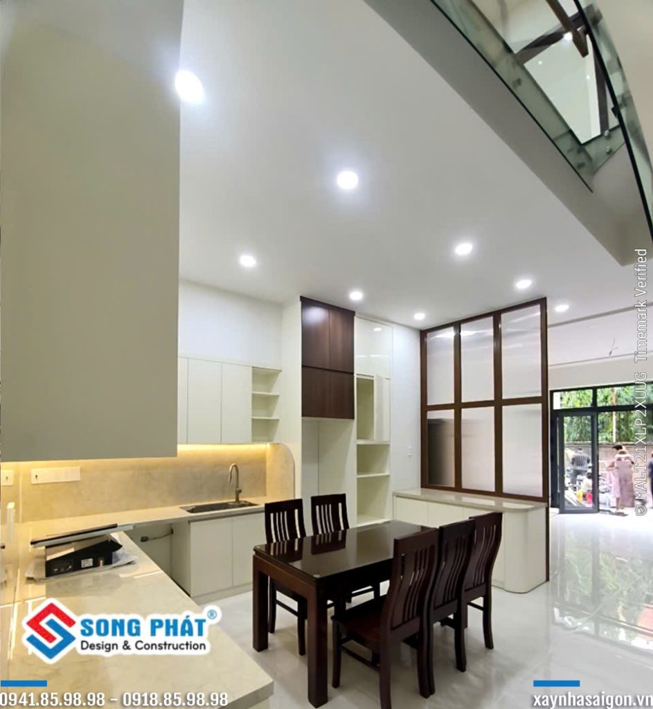 26/08 thi công dặm vá, lăn màu hoàn thiện.