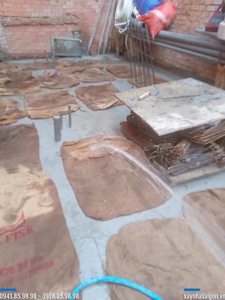 Công tác tưới nước bảo dưỡng bê tông móng - sàn trệt.