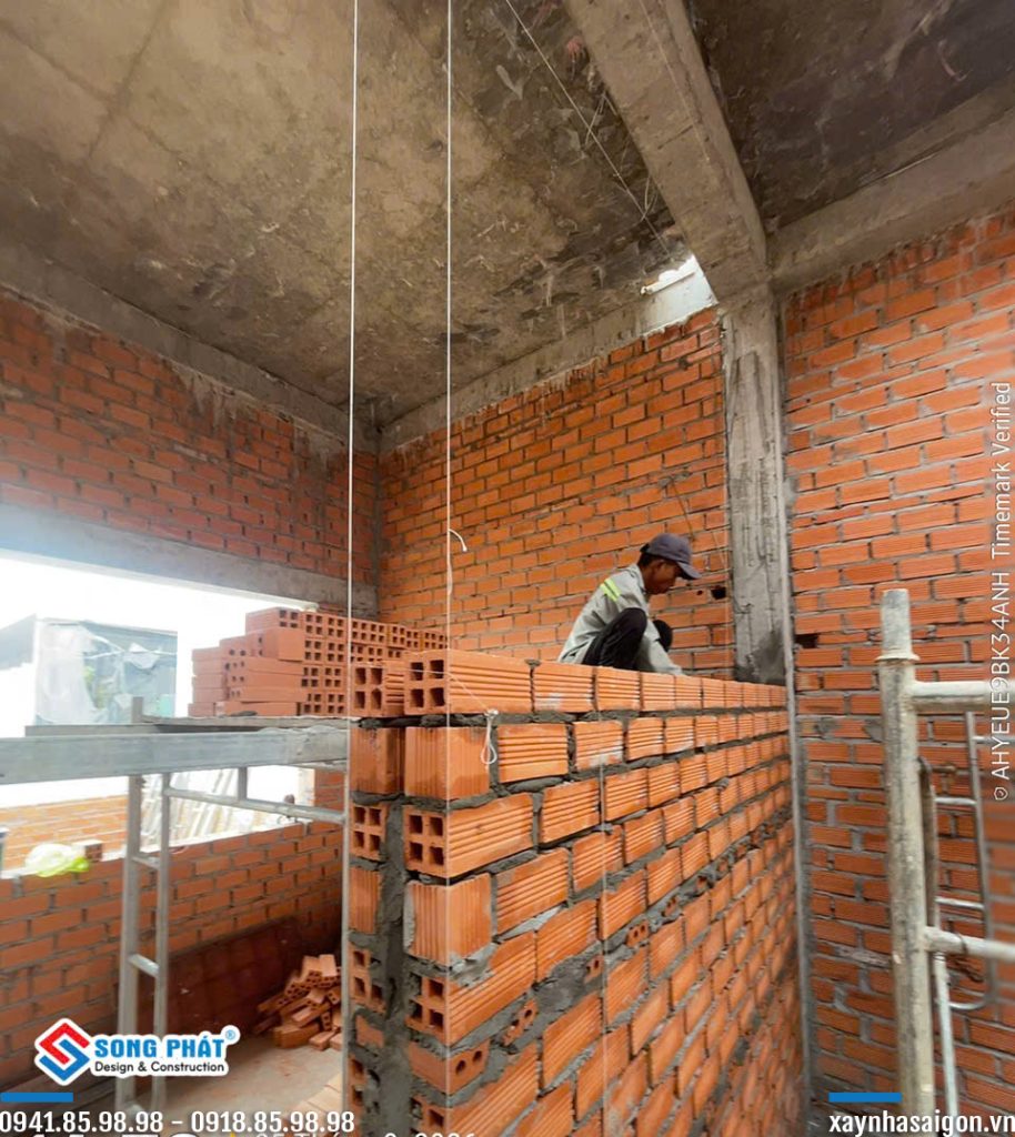 06/08 xây tường ngăn tầng trệt.