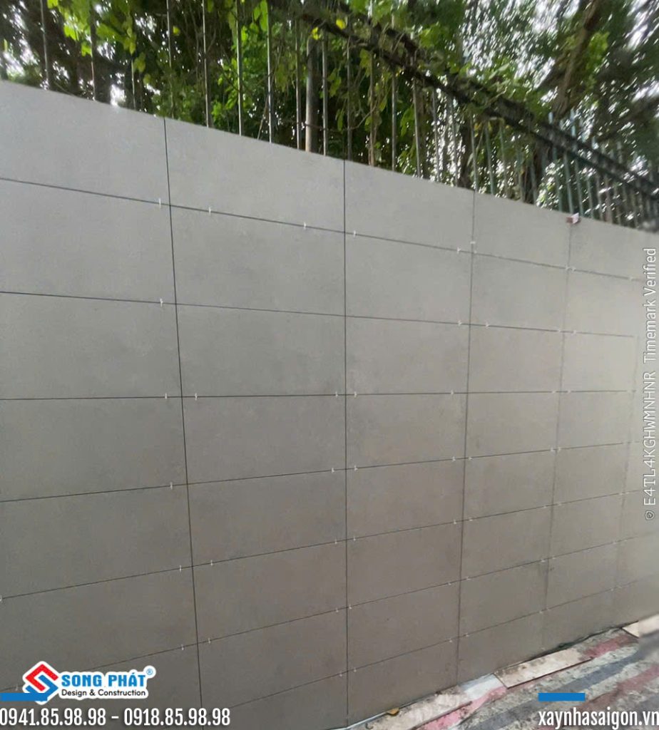 5/10 ốp lát gạch tường san trước và sân sau.