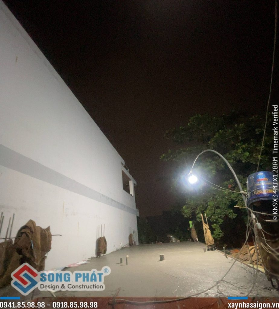 5/10 đổ bê tông sàn lầu 1.