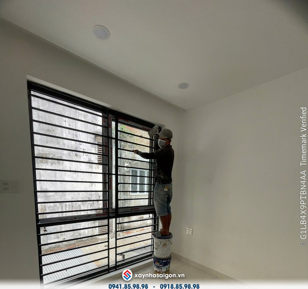5/10 thi công cửa nhôm kính.