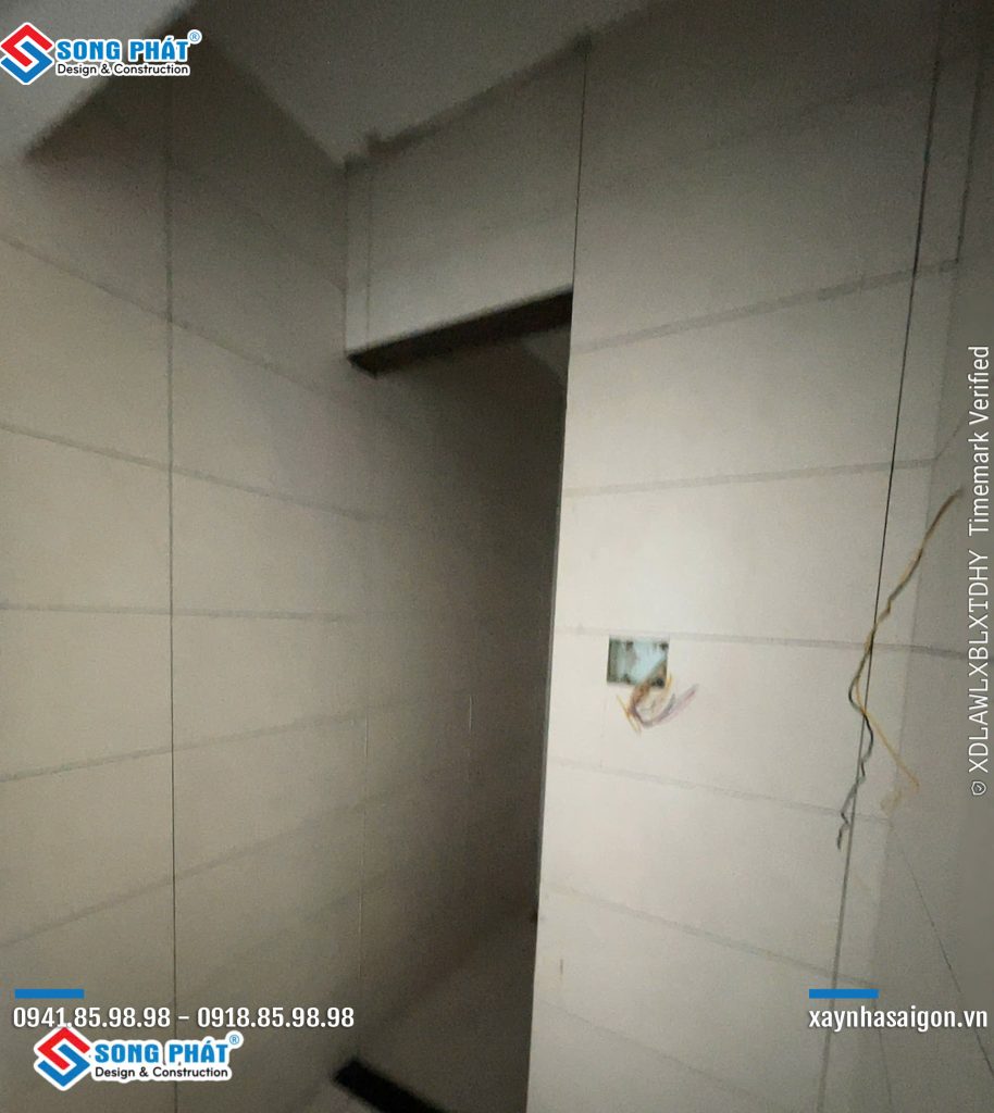 06/07 Ốp gạch đà cửa WC lầu 2.