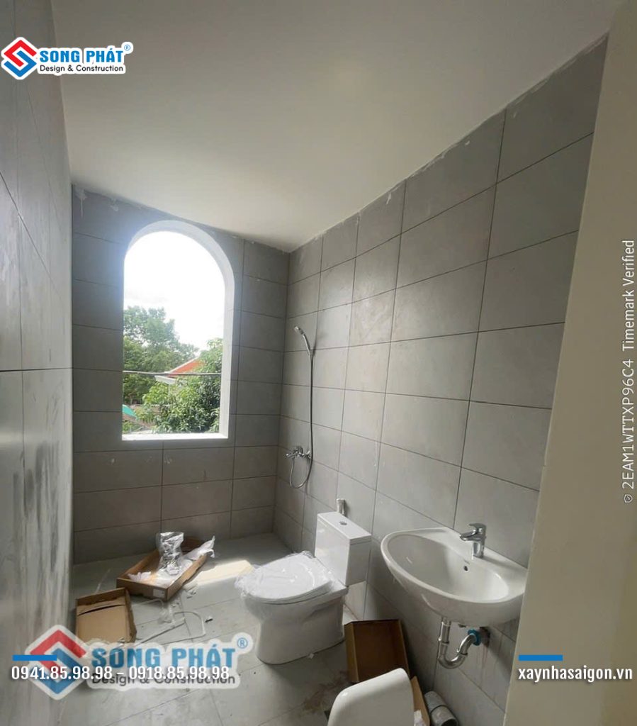 10/08 lắp thiệt bị vệ sinh.