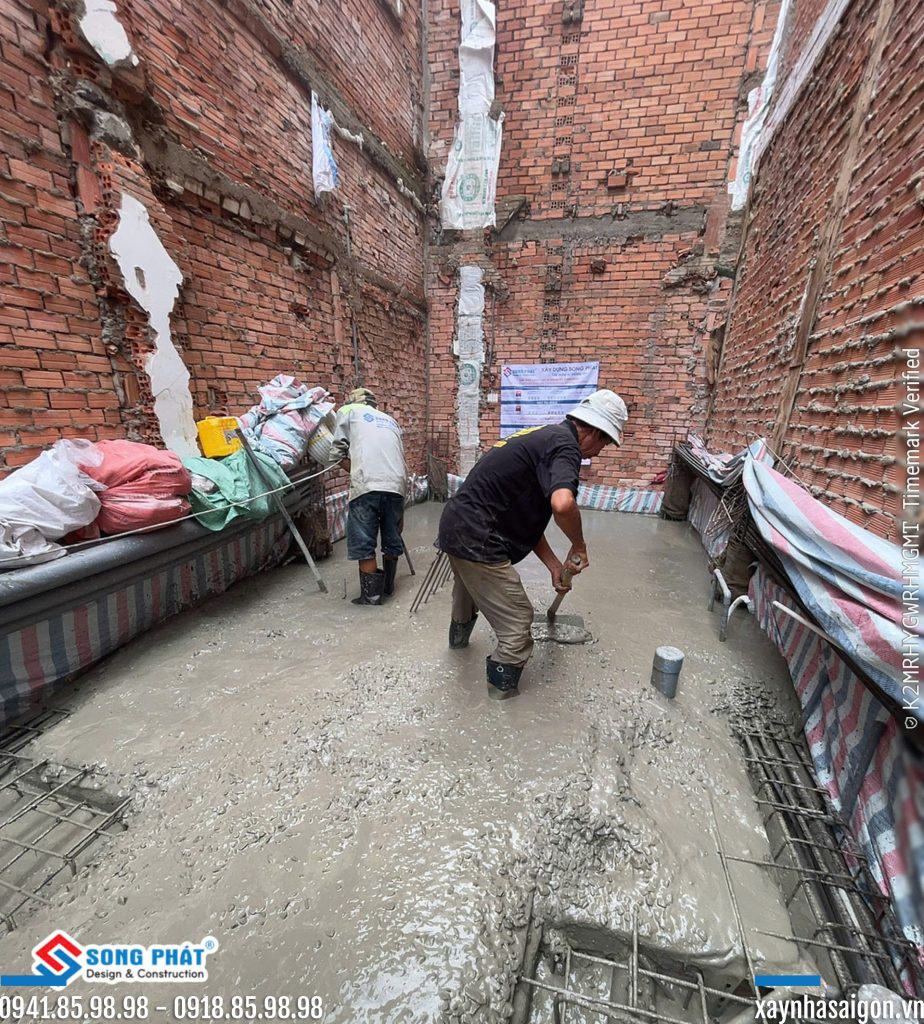 4/10 đổ bê tông móng sàn trệt.