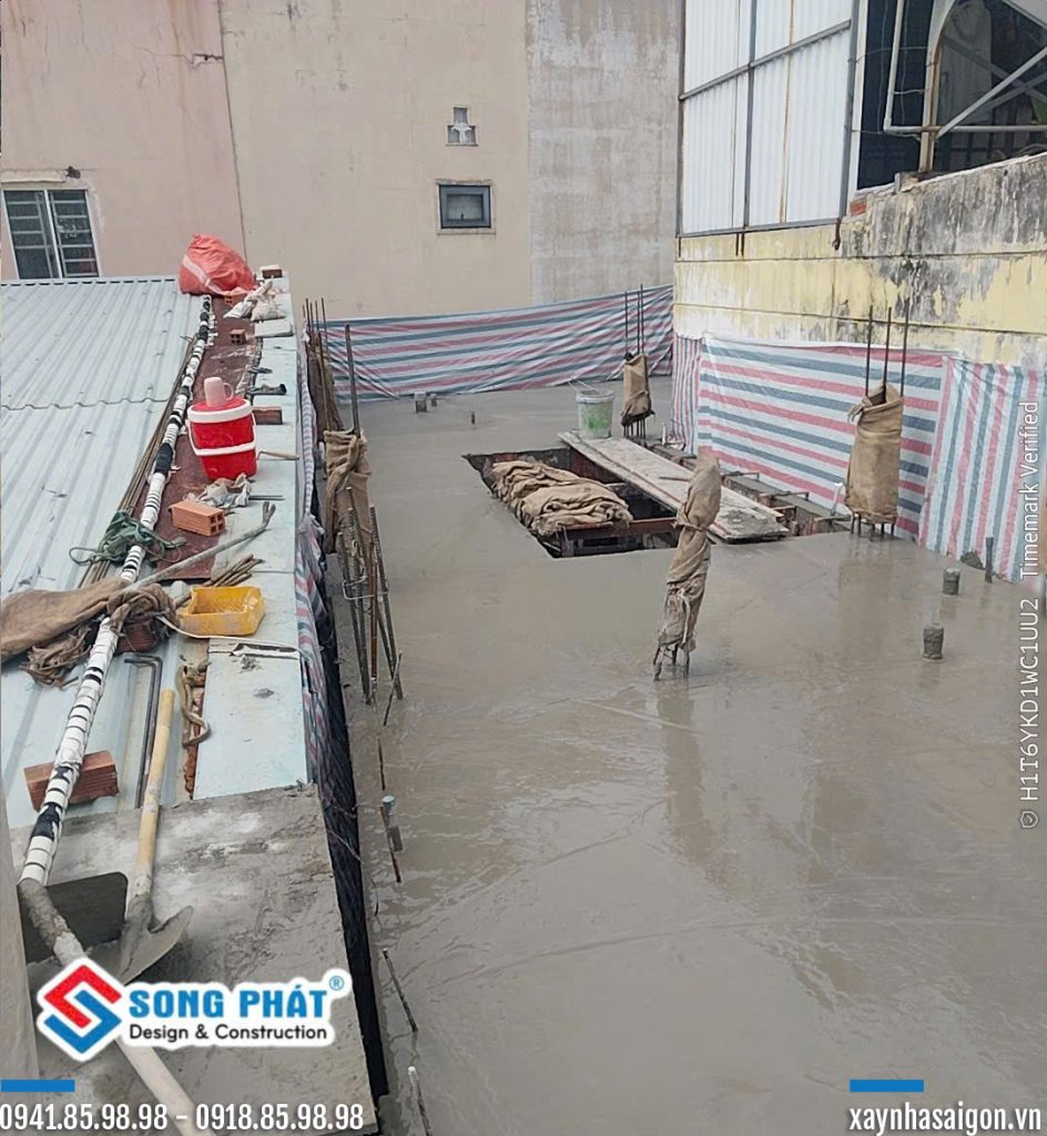 3/10 đổ bê tông dầm sàn lầu 2.