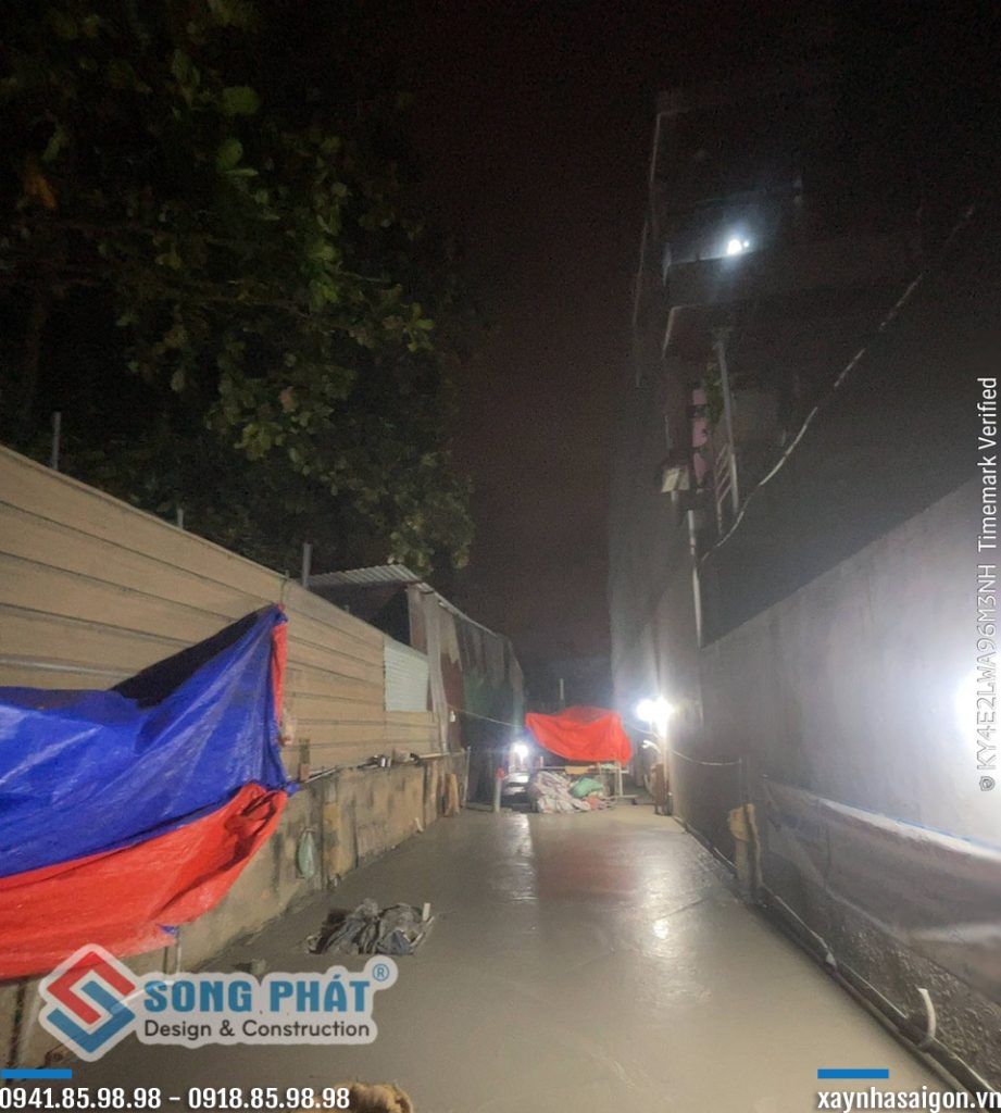 7/9 đổ bê tông móng + sàn sân.