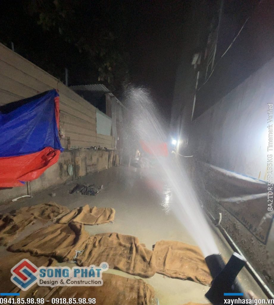 Công tác bảo dưỡng bê tông móng sàn trệt.