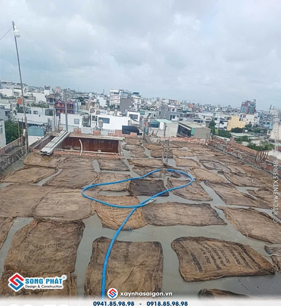 Công tác dưỡng ẩm bê tông sàn.