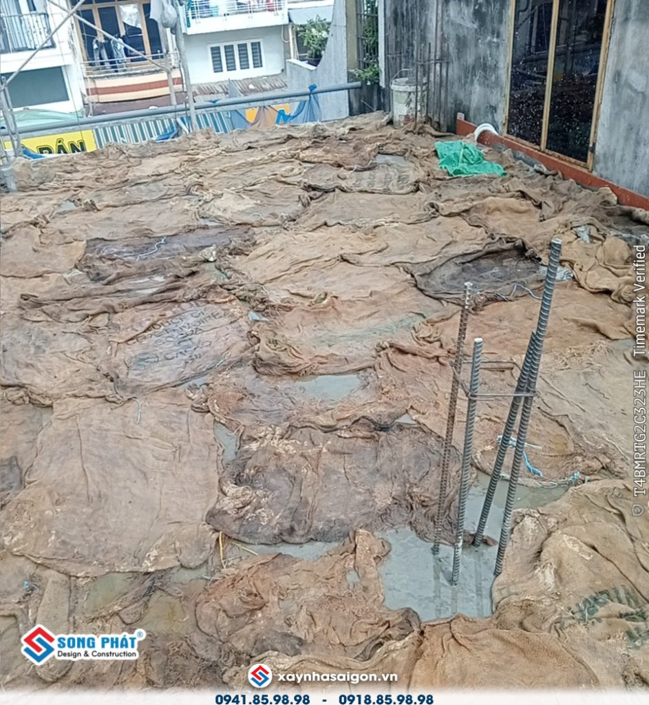 Công tác bảo dưỡng bê tông dầm sàn lầu 2.