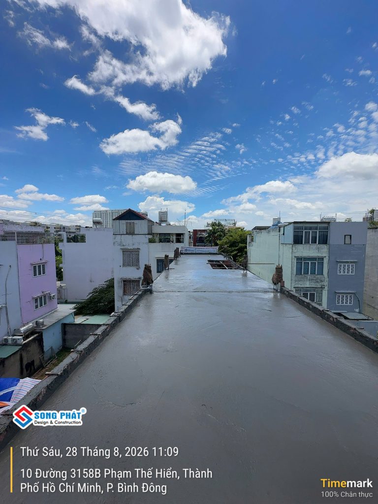 28/08 đổ bê tông sàn sân thượng.