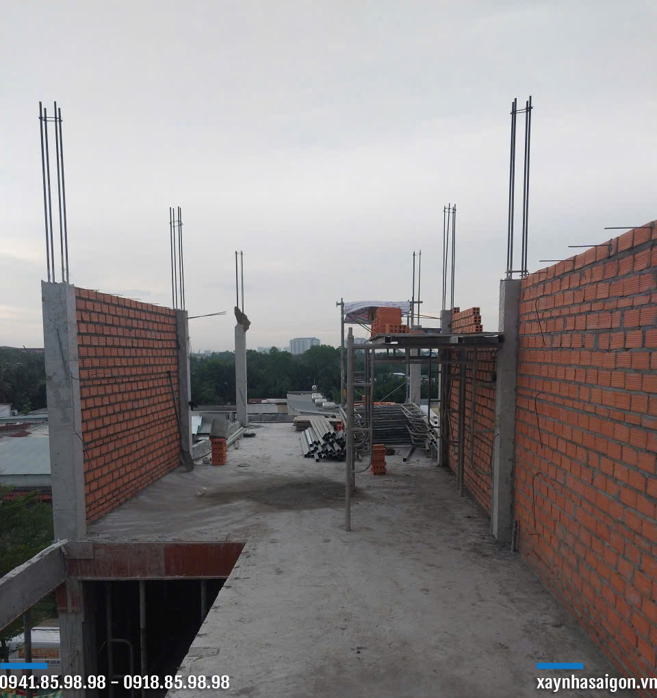 10/09 xây tường bao sân thượng.