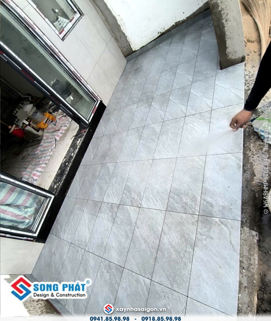 10/09 thi công lát gạch sân trước.