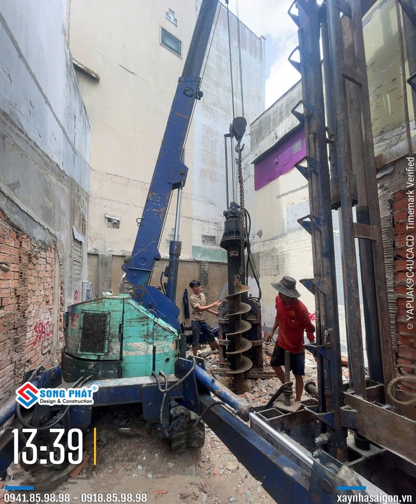 04/08 thi công ép cọc.