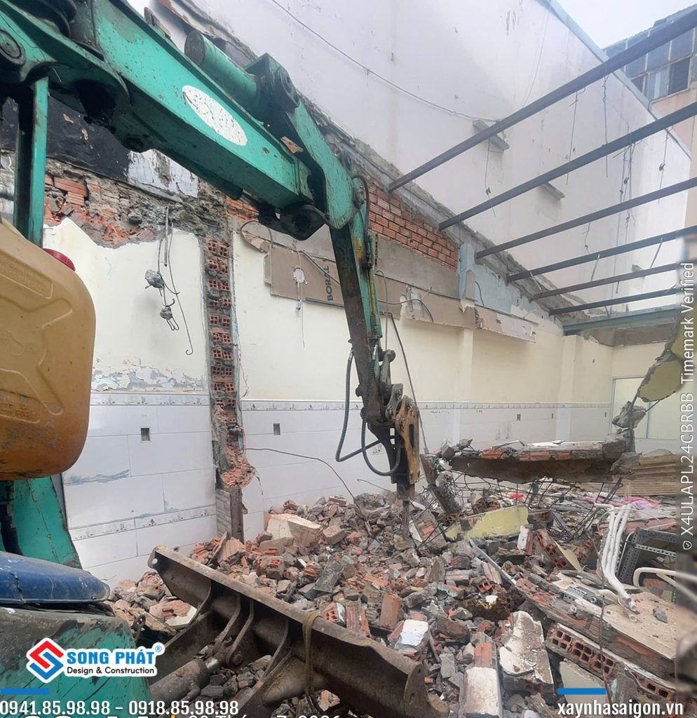 Công tác tháo dỡ nhà cũ.