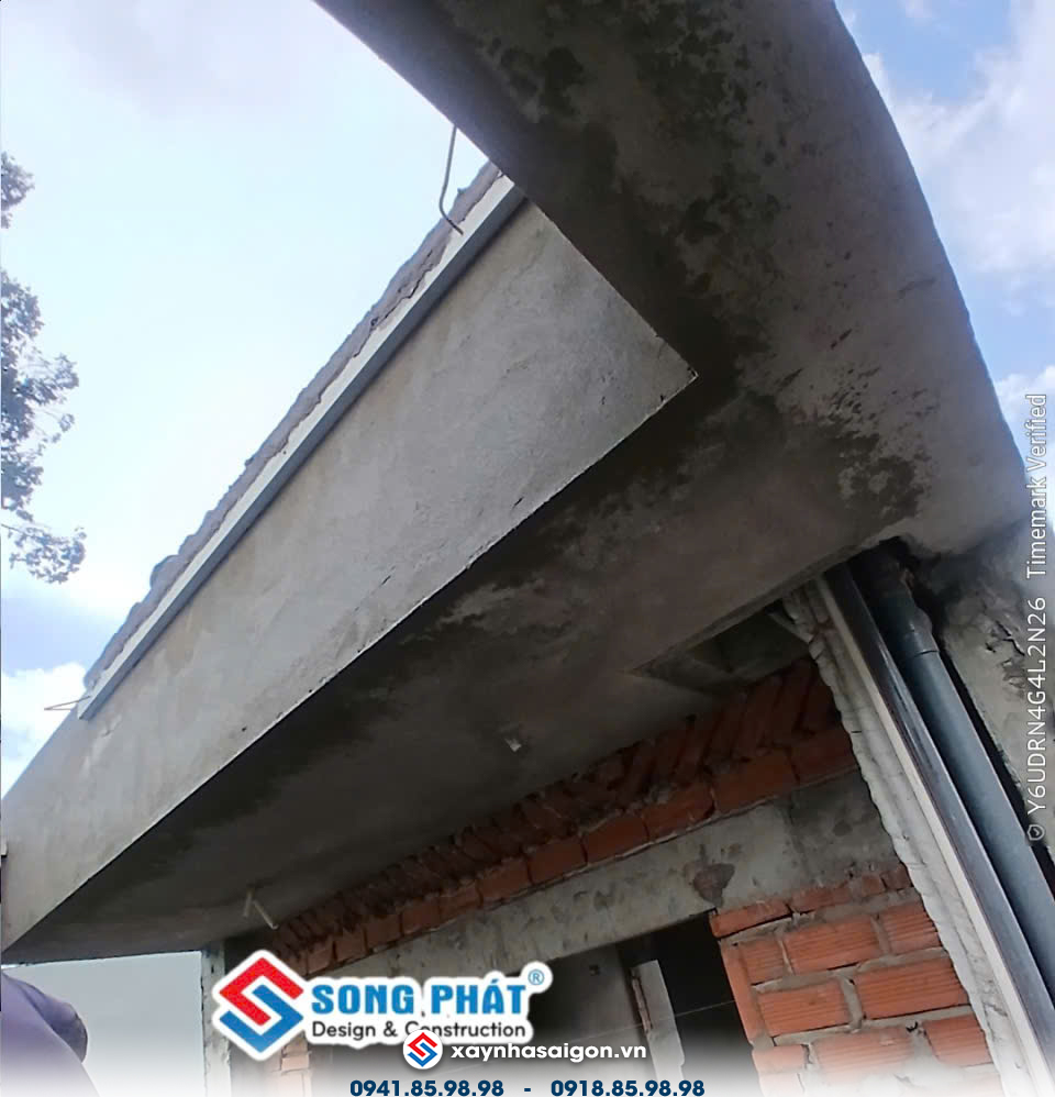 04/08 tô dặm vá cột sân thượng.