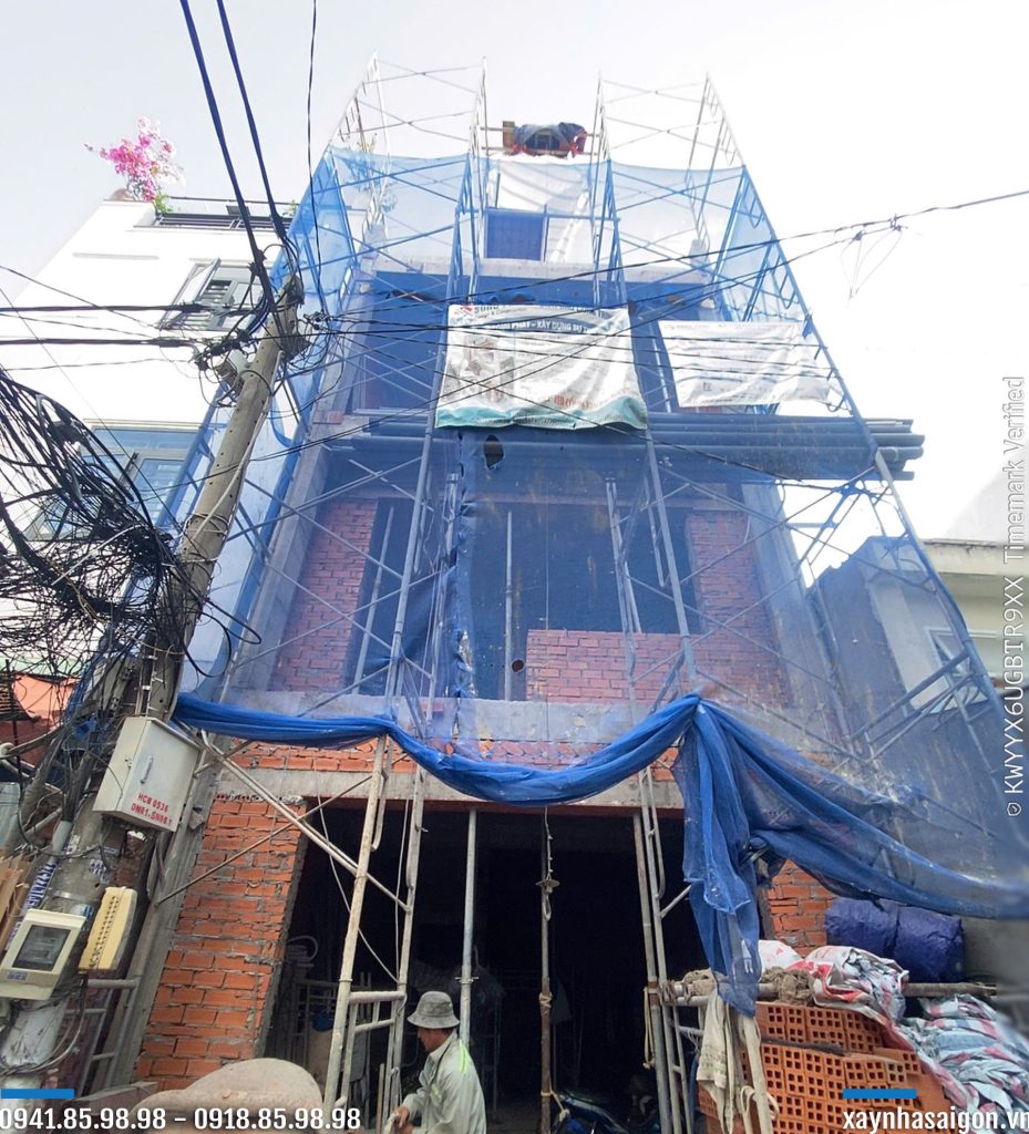 Mặt tiền công trình đang thi công thang 08/2026.