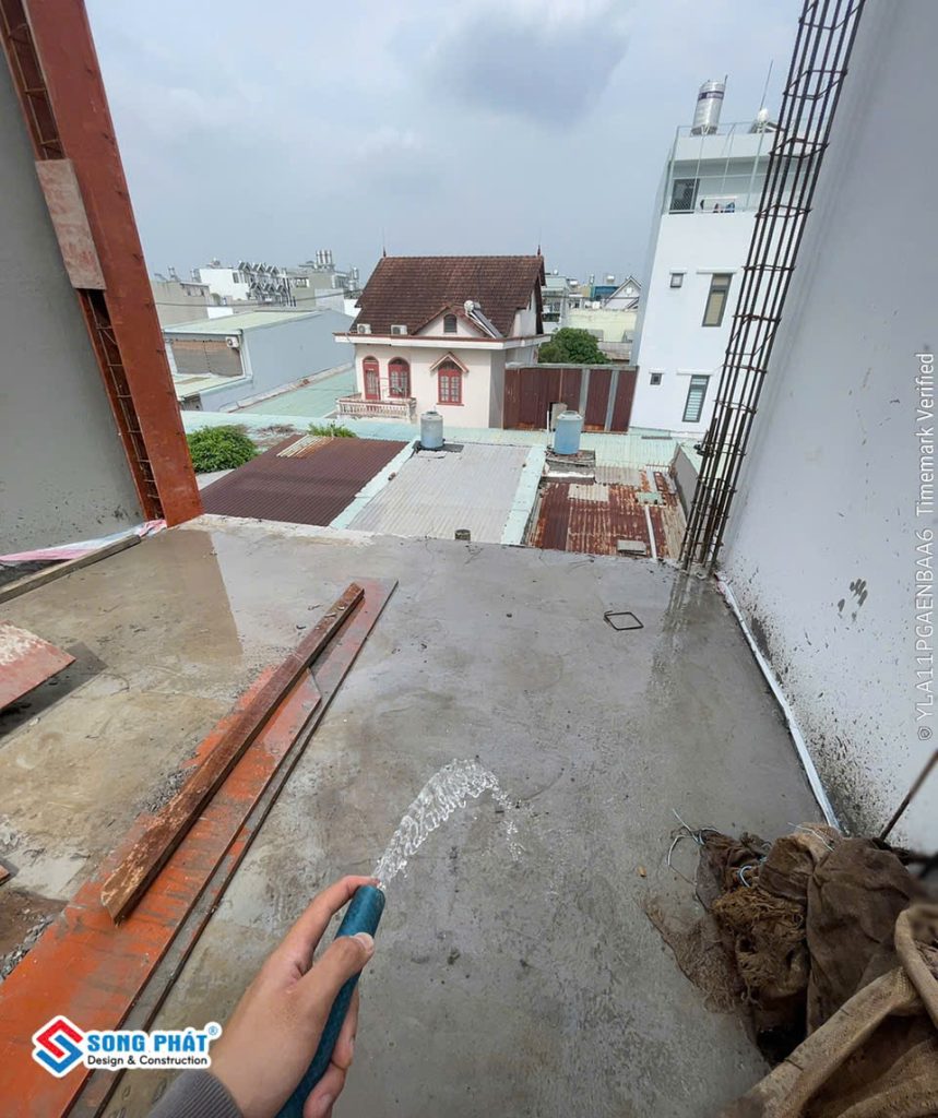 1/6 bảo dưỡng bê tông cột lầu 2.