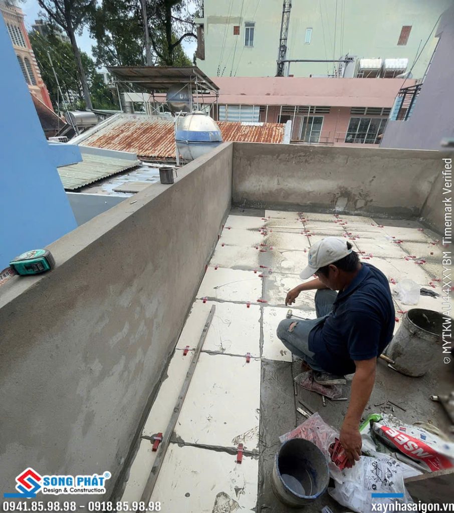 01/06 lát gạch sân thượng trước + sau. 