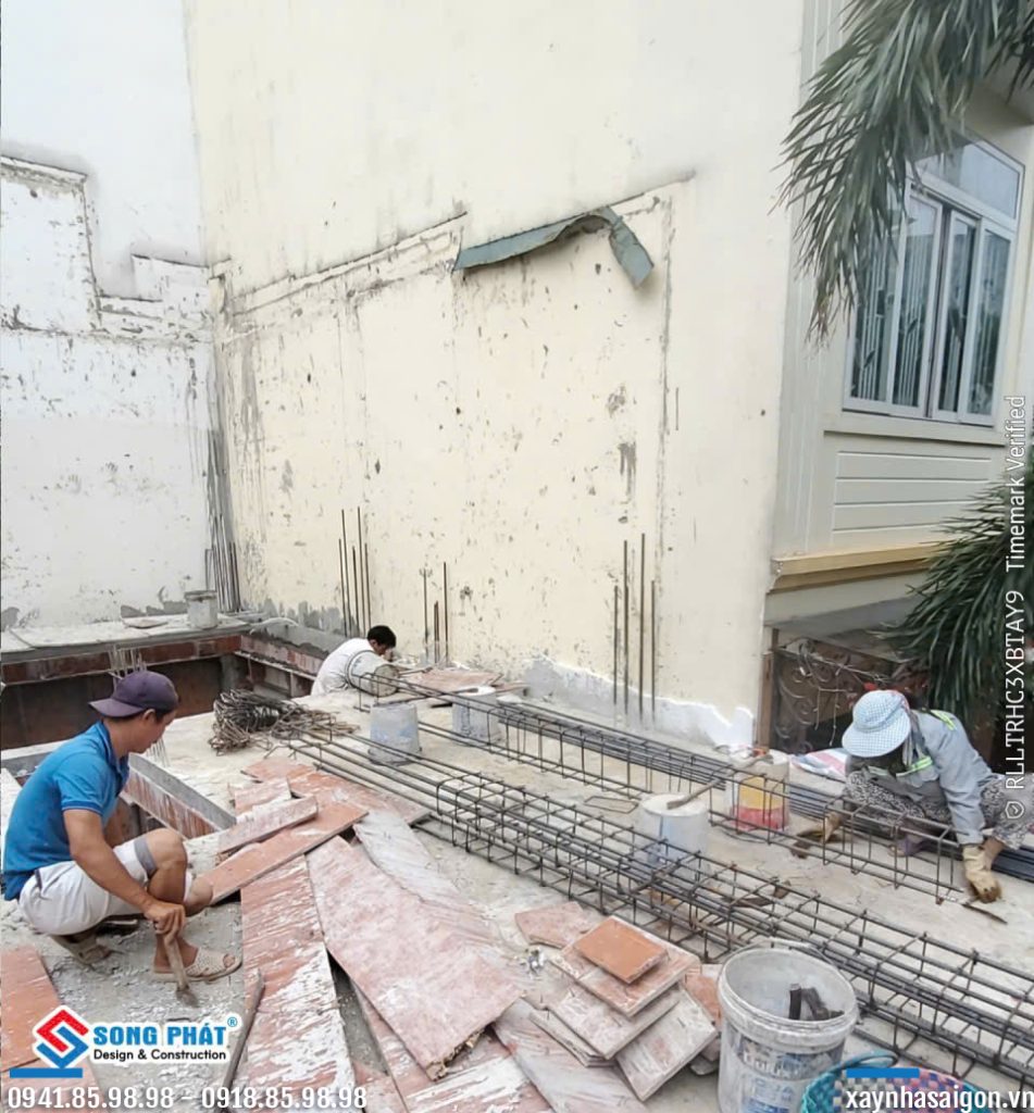 01/06 gia công lắp dựng thép cột tầng lửng.