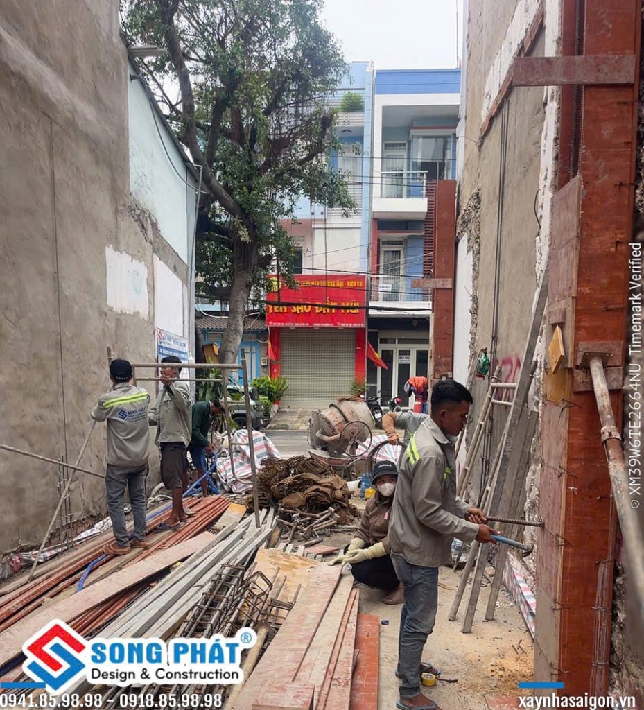 01/06 đổ bê tông cột trệt.