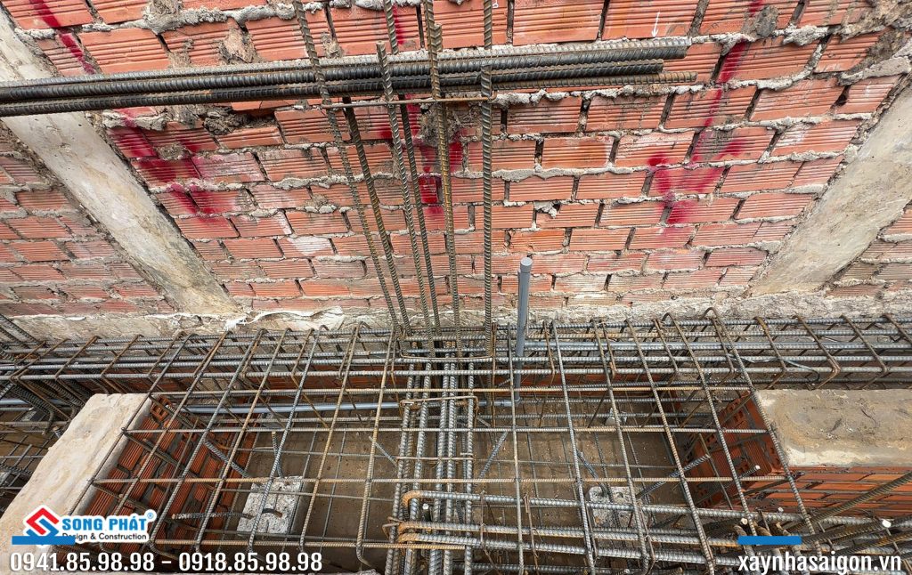 01/06 gia công lắp dựng thép móng sàn trệt.