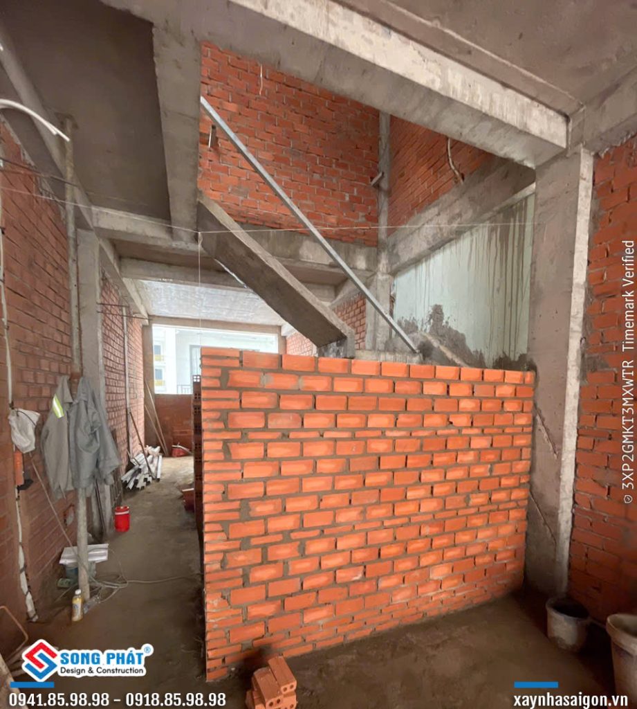 01/06 xây tường ngăn lầu 1 + lầu 2.