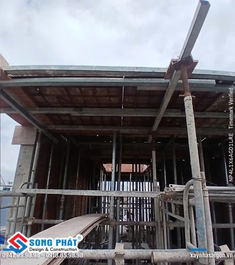 01/06 gia công lắp dựng cốp pha dầm sàn mái.