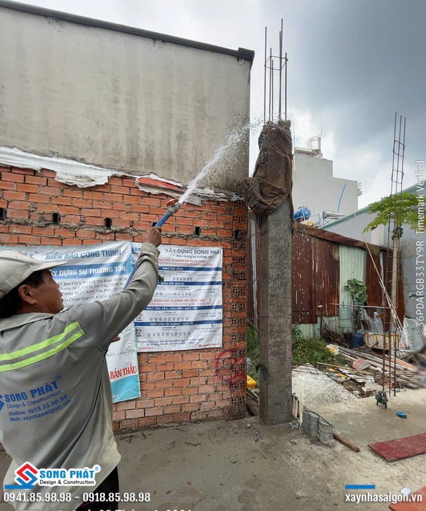 01/06 bảo dưỡng bê tông cột trệt.