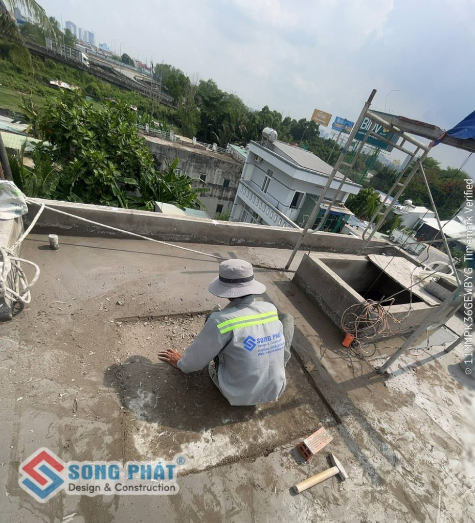 02/06 cán nền và chống thấm mái.