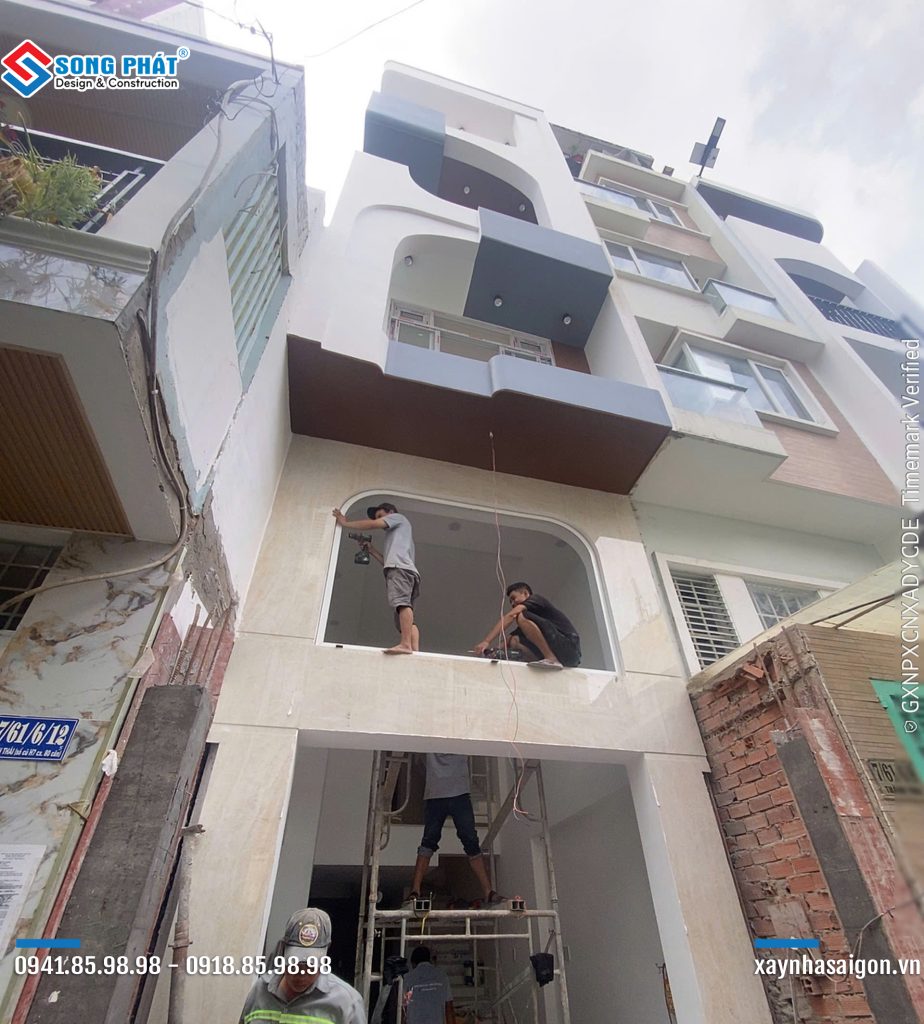 01/06 lắp đặt cửa kính nhôm.