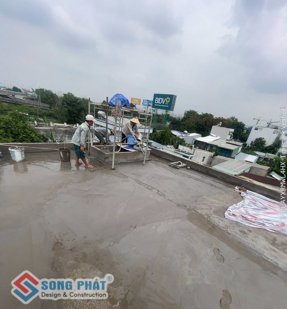 02/06 cán nền và chống thấm mái.