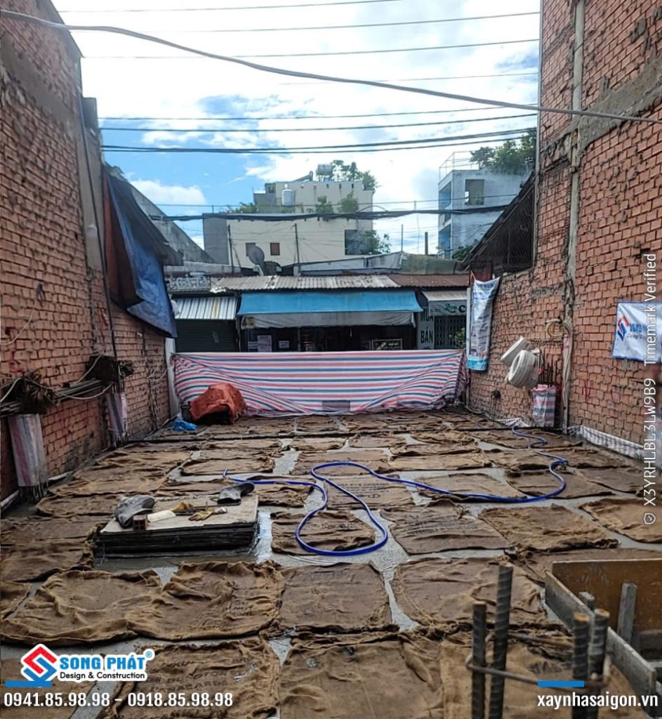 03/06 bảo dưỡng bê tông móng, sàn tầng trệt.