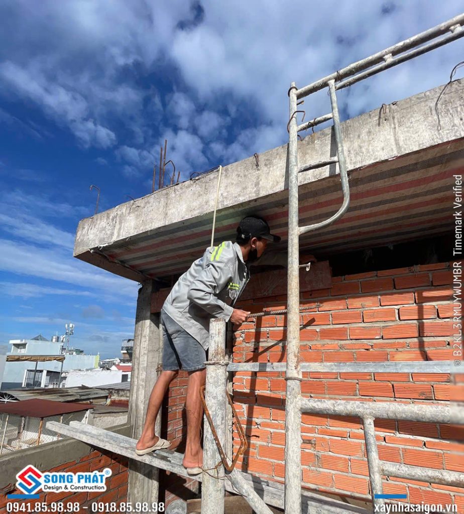 03/06 xây tường ngăn sân thượng.