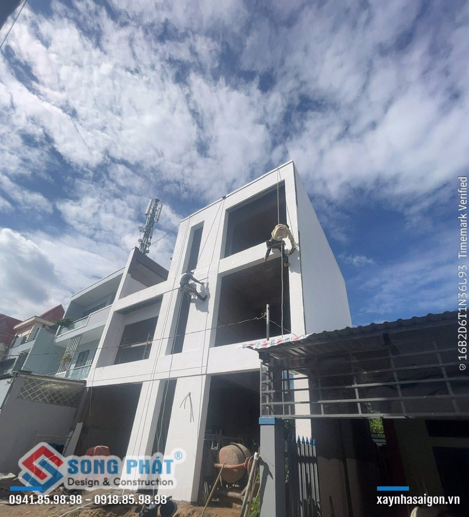 03/06 bả bột mặt tiền công trình.
