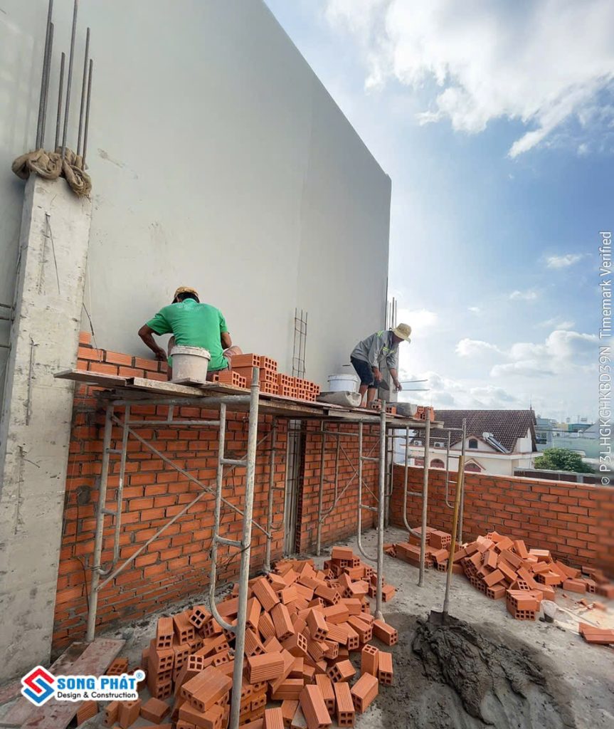 05/06 xây tường bao lầu 2.