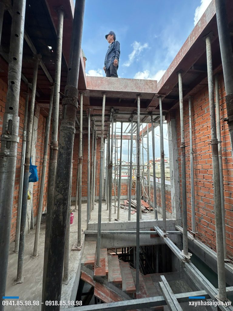 05/06 gia công lắp dựng cốp pha dầm sàn.