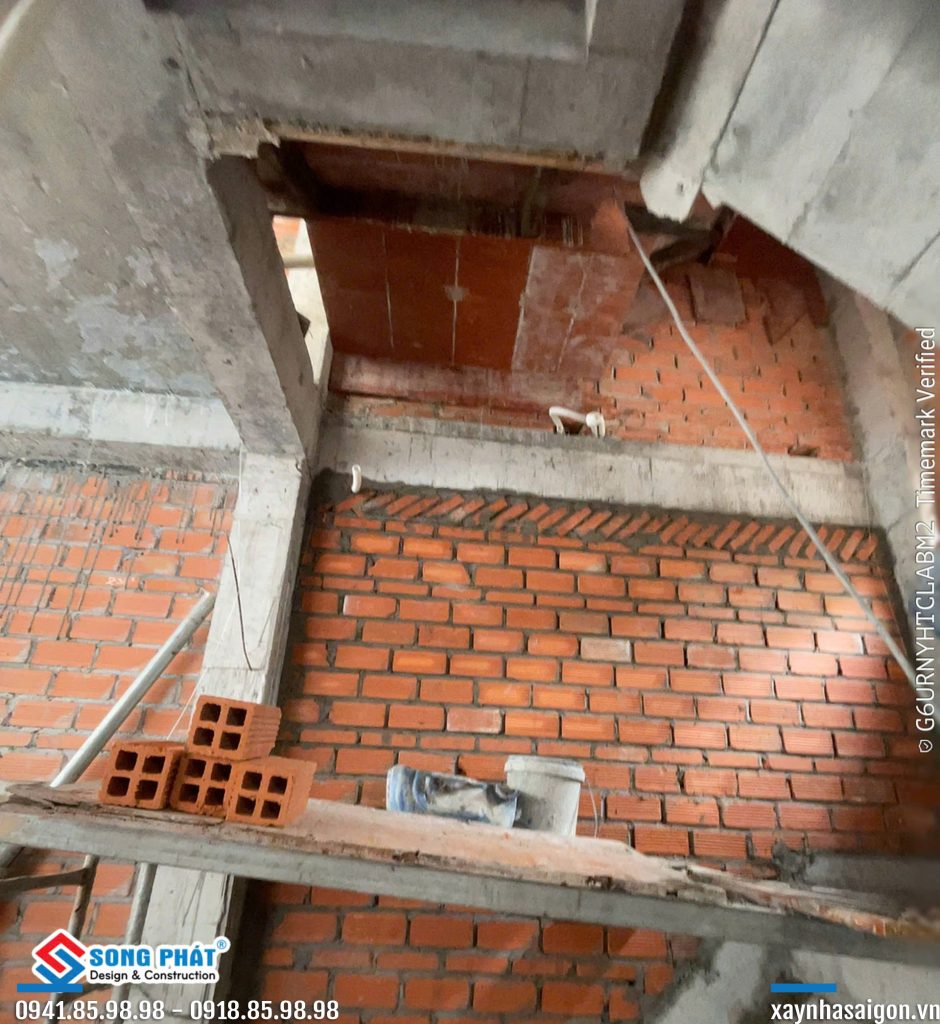 06/06 xây tường khu cầu thang lầu 1.